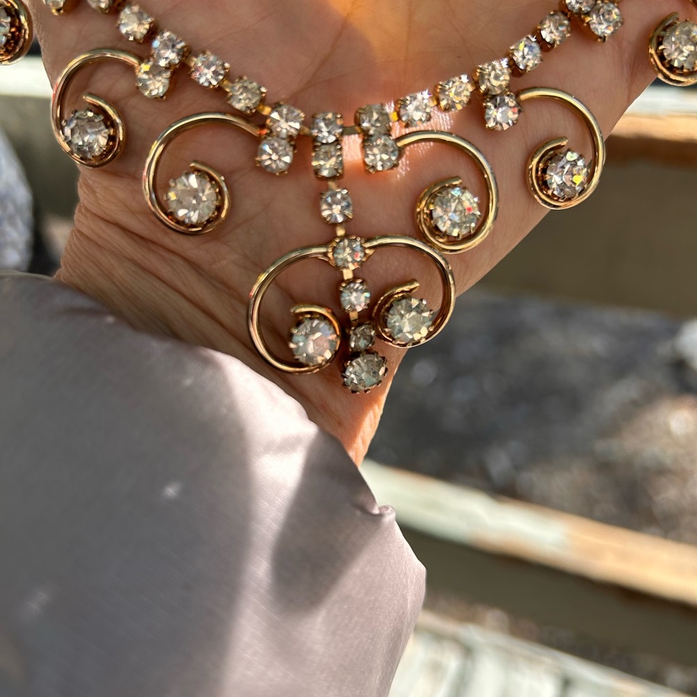 VINTAGE Sarah Coventry 60โs 70โs RARE
Crystal diamond gold drop necklace - Picture 12 of 17